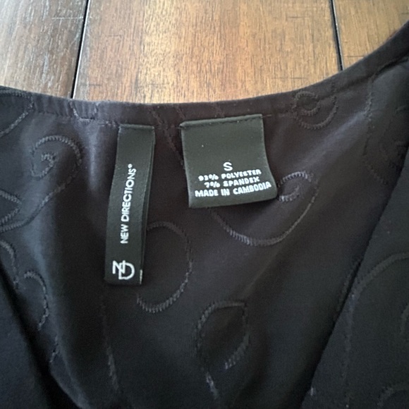 Woman’s black top - Picture 3 of 3